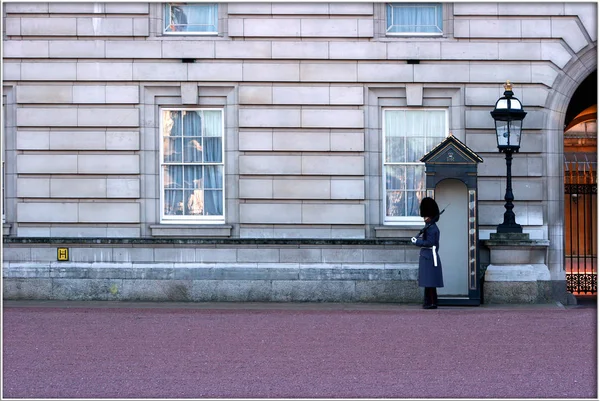 2005年12月17日 英国皇家警卫在伦敦白金汉宫表演换岗 — 图库照片