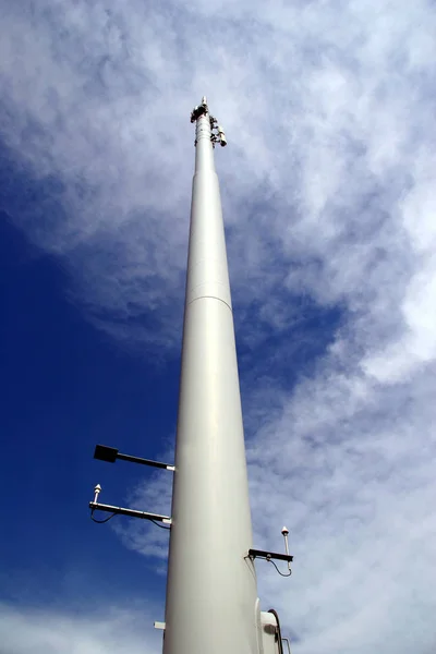 Antena Telecomunicaciones Montada Parte Superior Mástil —  Fotos de Stock