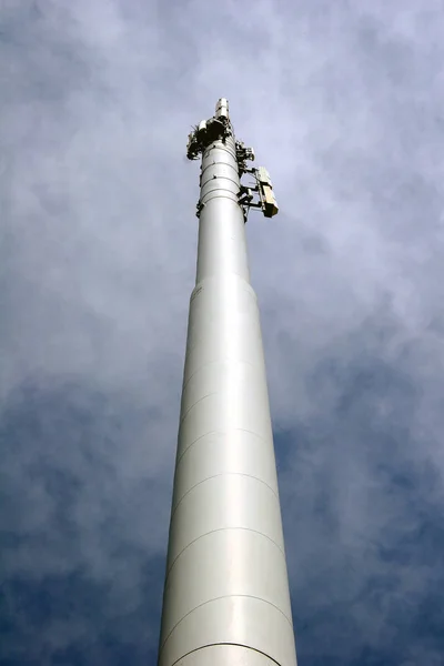 Telekomünikasyon Anteni Direğin Üstüne Monte Edildi — Stok fotoğraf