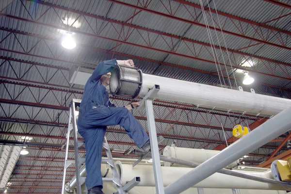 Técnico Que Trabalha Uma Fábrica — Fotografia de Stock