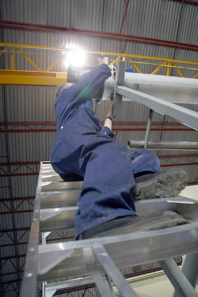 Técnico Que Trabalha Uma Fábrica — Fotografia de Stock