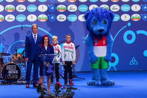 ベストオブ ベストが満たしている 世界レスリング選手権 ブダペスト ハンガリー 2018 開会式 — ストック写真