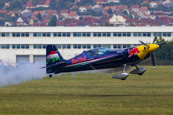 Budaors Ungarn 2018 Airsshow Mult Jelen Der Weltmeister Kunstflugpilot Besenyei — Stockfoto