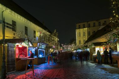 Budapeşte Macaristan 1 Aralık 2018: Noel Obuda Budapeşte'Szentlelek meydanında adil.