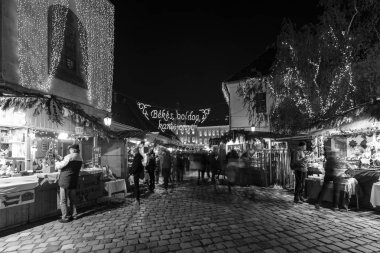 Budapeşte Macaristan 1 Aralık 2018: Noel Obuda Budapeşte'Szentlelek meydanında adil.