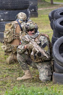 Nagyatad Macaristan 23 Eylül 2018: Macar özel askeri birimler bir kentsel harp egzersiz sırasında. Bu halk için açık bir olay sırasında Macar askeri gün oldu