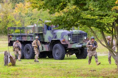 Nagyatad Macaristan 23 Eylül 2018: Macar özel askeri birimler bir kentsel harp egzersiz sırasında. Bu halk için açık bir olay sırasında Macar askeri gün oldu