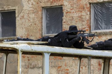 Nagyatad Macaristan 23 Eylül 2018: Macar özel askeri birimler bir kentsel harp egzersiz sırasında. Bu halk için açık bir olay sırasında Macar askeri gün oldu