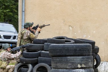 Nagyatad Macaristan 23 Eylül 2018: Macar özel askeri birimler bir kentsel harp egzersiz sırasında. Bu halk için açık bir olay sırasında Macar askeri gün oldu