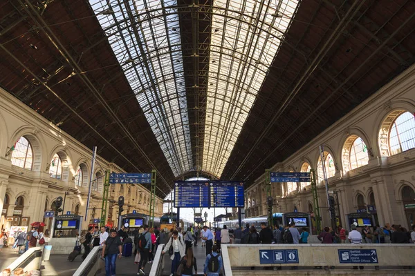 ブダペスト ハンガリー 2016 ブダペストの 駅のインテリア 東東の鉄道駅は 1884 年に開かれたの間では ヨーロッパで最も大きい世界遺産 — ストック写真