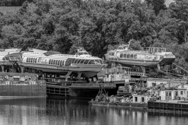 Budapeşte Macaristan 24 Mayıs 2018: Eski tersane ve tekne dock kaldırma. Vintage nehir kruvazör ve tenezzüh tekneleri muhafaza ve burada çıkarıldı.