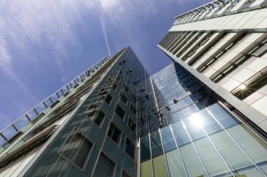 Budapeşte Macaristan 23 Mayıs 2018: Profesyonel pencere temizleme yıkama ve gökdelenler Kementleme.