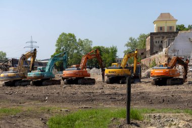 Budapeşte Macaristan Mayıs. 12 2018: yıkım, ağır makine ile eski bir fabrika'nın baca.