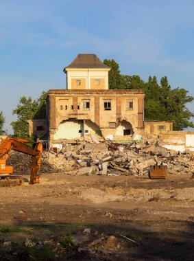 Budapeşte Macaristan Mayıs. 12 2018: yıkım, ağır makine ile eski bir fabrika'nın baca.
