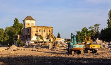 Budapeşte Macaristan Mayıs. 12 2018: yıkım, ağır makine ile eski bir fabrika'nın baca.