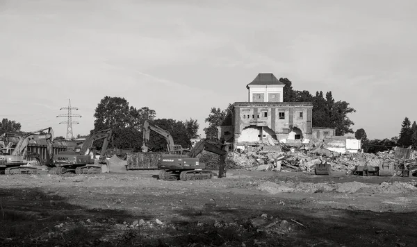 Budapešť Maďarsko Květen 2018 Demolice Staré Tovární Komín Těžké Stroje — Stock fotografie