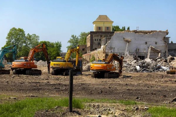 Budapešť Maďarsko Květen 2018 Demolice Staré Tovární Komín Těžké Stroje — Stock fotografie