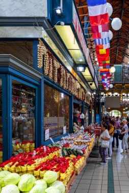 Budapeşte Macaristan - 20 Haziran 2018: Grand Market koridorda alışveriş insanlar. Büyük Pazar salon Budapeşte'en büyük kapalı çarşı, 1896 hala tam zafer yılında inşa edildi.