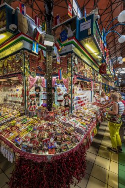 Budapeşte Macaristan - 20 Haziran 2018: Grand Market koridorda alışveriş insanlar. Büyük Pazar salon Budapeşte'en büyük kapalı çarşı, 1896 hala tam zafer yılında inşa edildi.