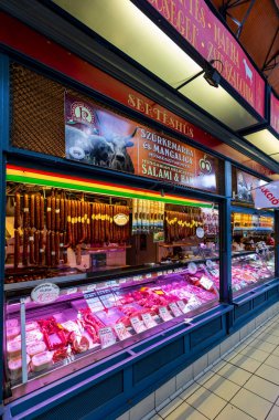 Budapeşte Macaristan - 20 Haziran 2018: Grand Market koridorda alışveriş insanlar. Büyük Pazar salon Budapeşte'en büyük kapalı çarşı, 1896 hala tam zafer yılında inşa edildi.