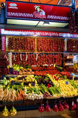 Budapeşte Macaristan - 20 Haziran 2018: Grand Market koridorda alışveriş insanlar. Büyük Pazar salon Budapeşte'en büyük kapalı çarşı, 1896 hala tam zafer yılında inşa edildi.