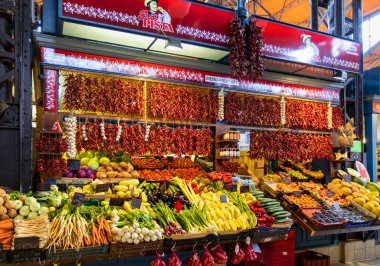 Budapeşte Macaristan - 20 Haziran 2018: Grand Market koridorda alışveriş insanlar. Büyük Pazar salon Budapeşte'en büyük kapalı çarşı, 1896 hala tam zafer yılında inşa edildi.
