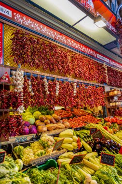 Budapeşte Macaristan - 20 Haziran 2018: Grand Market koridorda alışveriş insanlar. Büyük Pazar salon Budapeşte'en büyük kapalı çarşı, 1896 hala tam zafer yılında inşa edildi.