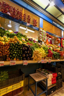 Budapeşte Macaristan - 20 Haziran 2018: Grand Market koridorda alışveriş insanlar. Büyük Pazar salon Budapeşte'en büyük kapalı çarşı, 1896 hala tam zafer yılında inşa edildi.