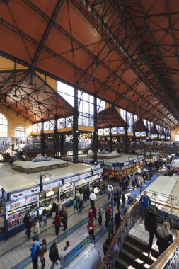 Budapeşte Macaristan - 20 Haziran 2018: Grand Market koridorda alışveriş insanlar. Büyük Pazar salon Budapeşte'en büyük kapalı çarşı, 1896 hala tam zafer yılında inşa edildi.