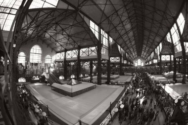 Budapeşte Macaristan - 20 Haziran 2018: Grand Market koridorda alışveriş insanlar. Büyük Pazar salon Budapeşte'en büyük kapalı çarşı, 1896 hala tam zafer yılında inşa edildi.