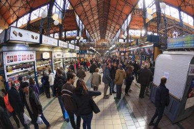 Budapeşte Macaristan - 20 Haziran 2018: Grand Market koridorda alışveriş insanlar. Büyük Pazar salon Budapeşte'en büyük kapalı çarşı, 1896 hala tam zafer yılında inşa edildi.