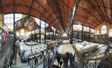Budapeşte Macaristan - 20 Haziran 2018: Grand Market koridorda alışveriş insanlar. Büyük Pazar salon Budapeşte'en büyük kapalı çarşı, 1896 hala tam zafer yılında inşa edildi.