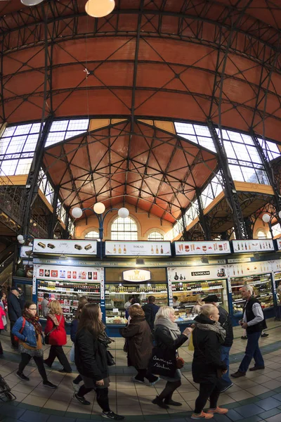 ブダペスト ハンガリー 2018 のグランド マーケット ホールでショッピングします 大市場ホールは ブダペストで最も大きい屋内市場 それはまだ完全な栄光で 1896 — ストック写真