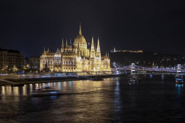 Budapeşte gece panoraması Parlamento binası ve önünde Margaret köprüsü olan Kraliyet Kalesi..