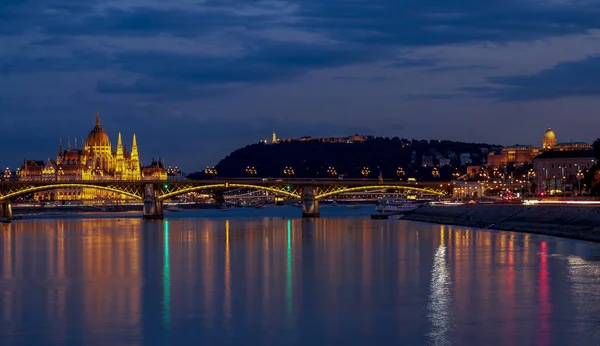 Budapestkvällens Panorama Riksdagshuset Och Kungliga Slottet Med Margaretabron Förgrunden — Stockfoto