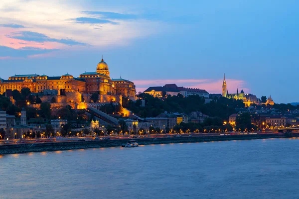 Budapestkvällens Panorama Riksdagshuset Och Kungliga Slottet Med Margaretabron Förgrunden — Stockfoto