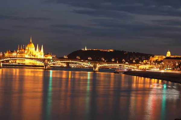 布达佩斯夜晚的全景议会大厦和皇家城堡与玛格丽特桥的前景 — 图库照片