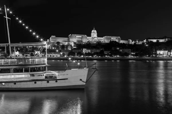 Budapest May26 2018 Imposing Buda Castle Night Castle Hill Boat — Stock Photo, Image