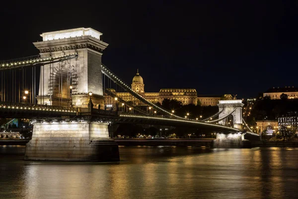 Budapeşte panorama Royal Castle, Chain Bridge ve balıkçı Bastian arka planda Macaristan ile.