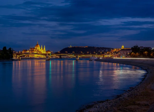 布达佩斯议会大厦的夜景与玛格丽特桥梁在前景 — 图库照片