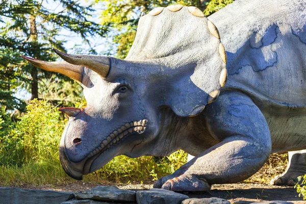 先史時代公園 のカルガリー動物園展誘致白亜期間 数百万年前で何それなるバックのような想像に老若男女カルガリー カナダ 2014 — ストック写真