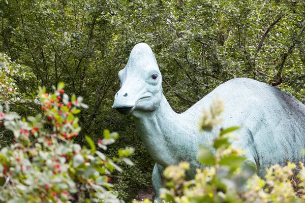 先史時代公園 のカルガリー動物園展誘致白亜期間 数百万年前で何それなるバックのような想像に老若男女カルガリー カナダ 2014 — ストック写真