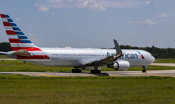 19 августа 2019 г.: American Airline Boeing 767 выходит из Международного аэропорта Будапешта
.