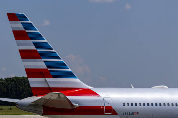 19 августа 2019 г.: American Airline Boeing 767 выходит из Международного аэропорта Будапешта
.