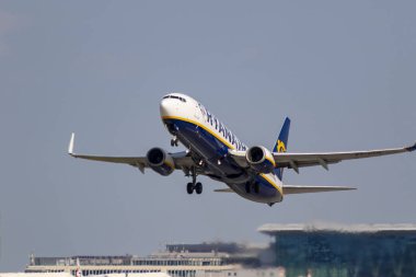 Budapeşte Macaristan 14 Temmuz 2019: Rayan Hava Yolları Boeing 737 Budapeşte Uluslararası Havaalanı.