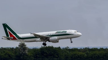 Budapeşte Macaristan 25 Temmuz 2019: Alitalia Airline Airbus Budapeşte Uluslararası Havaalanına yeni indi.