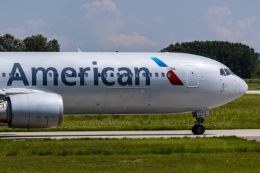 Budapeşte Macaristan Uluslararası Havaalanı 19 Ağustos 2019: American Airline Boeing 767, Budapeşte Uluslararası Havaalanı'ndan yeni ayrılıyor.