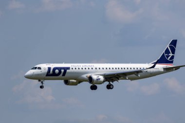 Macaristan Budapeşte 20 Ağustos 2019: Uluslararası havaalanında yoğun bir günde kalkmayı bekleyen Boeing 787 Dreamliner yolcu uçakları.