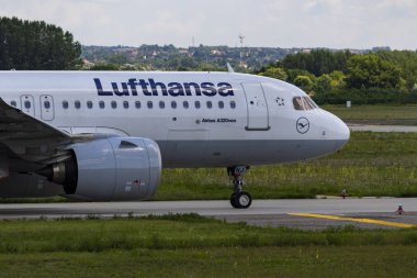 Budapeşte Macaristan 19 Ağustos 2019: Lufthansa Airbus 321 Budapeşte Uluslararası Havaalanına yeni indi.