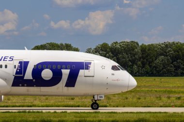 Macaristan Budapeşte Ağustos 20 2019 : Yolcu jetleri Lot Boeing 787 Dreamliner uluslararası havaalanında yoğun bir günde kalkış bekliyor. 